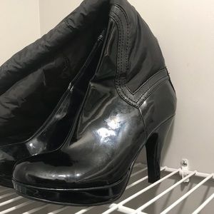 Thigh high rain/snow boots.